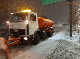 В Киеве с ночи чистят снег и обрабатывают дороги материалами от гололеда