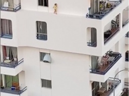 Маленькая девочка гуляла по карнизу пятого этажа на испанском курорте (ВИДЕО)