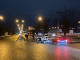 Ночью в Симферополе перед светофором столкнулись иномарки (ФОТО)