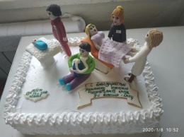 В Днепре врачам «девятки» благодарные пациенты подарили сногсшибательный торт