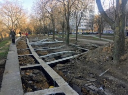 Подозрительный ремонт: одесситов возмутили странные конструкции на бульваре Жванецкого