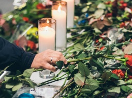 Что сейчас происходит у "мемориала" погибшему экипажу Boeing-737 в "Борисполе": репортаж с аэропорта