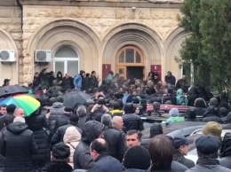 В Абхазии протестующие штурмовали здание администрации "президента"