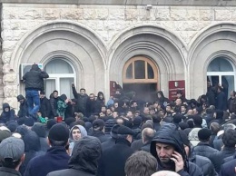 В Абхазии протестующие захватили администрацию "президента"