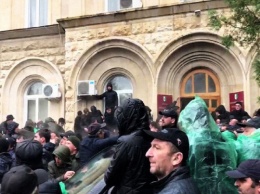 Бунт в Абхазии. Протестующие захватили здание администрации (ВИДЕО)
