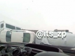 На трассе в районе Степногорска в аварию попали микроавтобус и тягач
