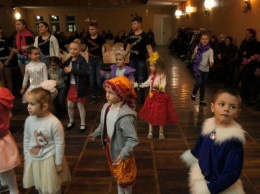 Бердянский танцевальный ансамбль «Солнышко» продлил детям новогоднее настроение