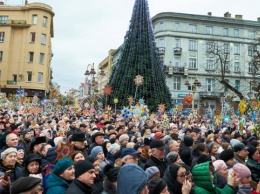 Праздничное шествие и 660 звезд: во Франковске установили рекорд
