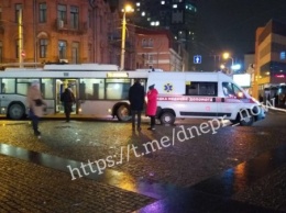 Пьяная драка в центре Днепра: троллейбус залили кровью