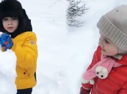 «Зимняя сказка!»: Максим Галкин показал вечернюю прогулку с детьми
