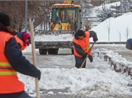 Сеть смеется над коммунальщиками, зачищающими Киев от воображаемого снега (фото)