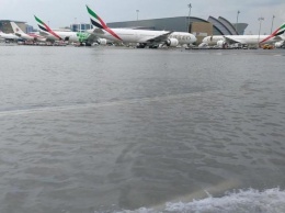На Дубай обрушился мощный циклон: город ушел под воду, сотни людей оказались в плену стихии (видео)