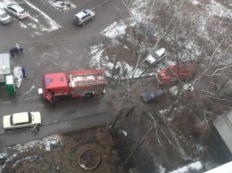 Хаотично пытался потушить огонь: в Харькове пожарные спасли мужчину из горящей квартиры, - ФОТО