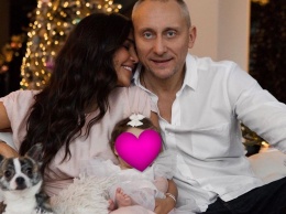 Семейная идиллия: Санта Димопулос поделилась нежным фото с мужем и новорожденной дочкой