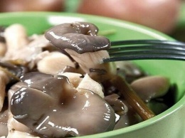 В Мариуполе двое людей отравились консервированными грибами