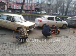 На Гоголя в Днепре демонтируют новые антипарковочные приспособления, - ФОТО