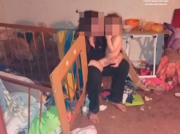 Антисанитария и пьяные драки: в Запорожье маленьких детей забрали из семьи после звонка соседей в полицию