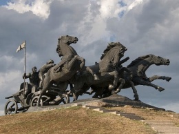 Борьба за памятник тачанке: мэр Каховки будет противостоять националистам «до последнего»