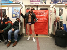 Жители Нью-Йорка проехались в метро без штанов (фото)