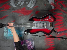 Ветераны CD Projekt получат в подарок гитару с автографом Киану Ривза