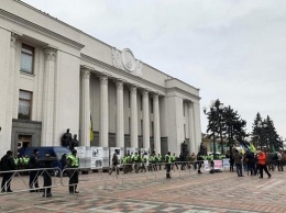 В центре Киева протестующие перекрыли движение