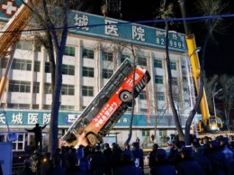 В Китае под землю провалился автобус, есть погибшие (видео)