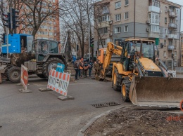 В Днепре на Гоголя лопнула труба водопровода: проезд перекрыт