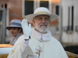 "Новый папа - это театрализация Ватикана" - появилась первая реакция критиков на сериал