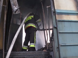 Люди оказались в огненной ловушке "Укрзализныци": переполненный поезд загорелся на ходу. Видео