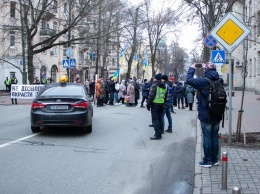 В центре Киева противники рынка земли блокируют дороги и обещают бессрочный митинг под ВР: какие улицы перекрыты