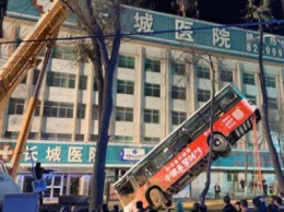 Шесть человек погибли при падении автобуса в Китае
