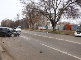 В Днепре на Криворожской столкнулись Nissan и ЗАЗ: видео момента аварии