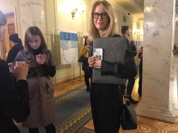 Депутат от "Слуги народа" Пидласа пришла в Раду с сумкой Dolce&Gabbana за 1375 евро