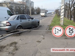 Сбитый дорожный знак и не заметивший аварию водитель: все ДТП вторника в Николаеве