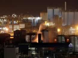 Взрыв на нефтехимическом заводе в Испании: один погибший и 8 пострадавших (фото)