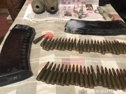 На Херсонщине 61-летний мужчина хранил в своем доме целый арсенал оружия