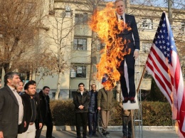 В Иране сожгли изображение посла Британии