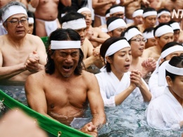 Более 100 японцев приняли ледяную ванну под открытым небом для очищения души (видео)