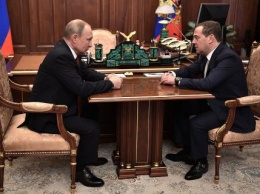 Правительство России во главе с Медведевым подало в отставку