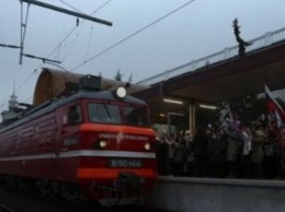 Полуобнаженная горе-мамаша выбросила малыша из поезда "Симферополь - Москва". ВИДЕО