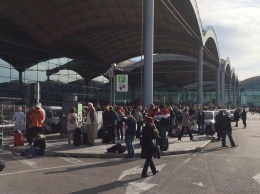 Эвакуировали самолеты, рейсы отменили: в Испании вспыхнул мощный пожар в аэропорту. Фото и видео