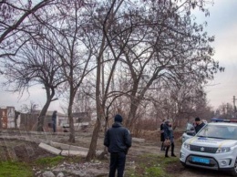 Ппарень повесился на шнурке от капюшона