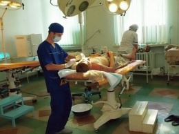 В столичный военный госпиталь везут раненых бойцов из Харькова