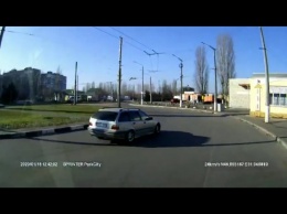 В Николаеве водитель «БМВ» едва не снес электроопору. Видео