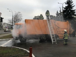 В Киеве во время движения загорелся мусоровоз: водитель сам приехал к пожарным