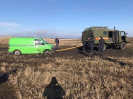 В Николаевской области спасатели отбуксировали машину инкассаторов с бездорожья (ФОТО)
