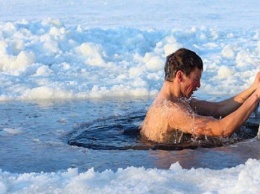 Как правильно купаться в проруби на Крещение: актуальные советы