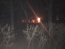 Мариупольские спасатели тушат пожар возле Городского сада, - ВИДЕО