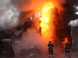 В Хмельницком ликвидировали масштабный пожар склада автозапчастей