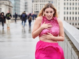 Известная модель вышла на улицу Лондона в самодельном топе из фольги